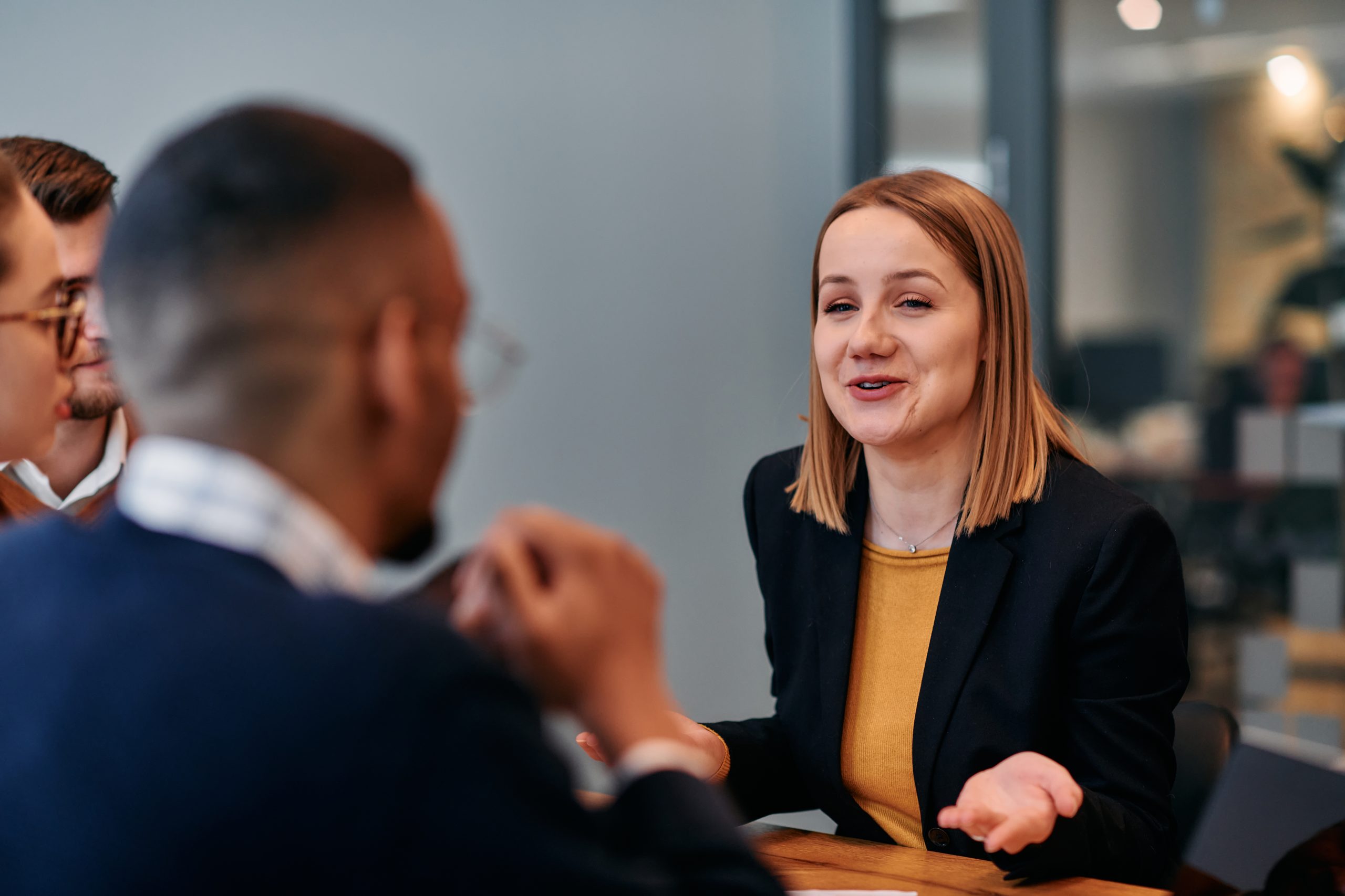 2 personnes qui discute pour un emploi en interim